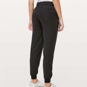 Lululemon Women’s On the Fly Jogger Woven in Black | Large